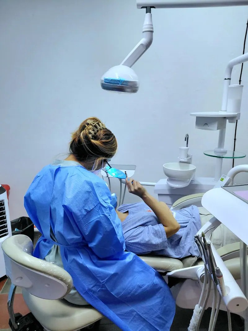 Doctora atendiendo en un consultorio de Clínica Dental JH