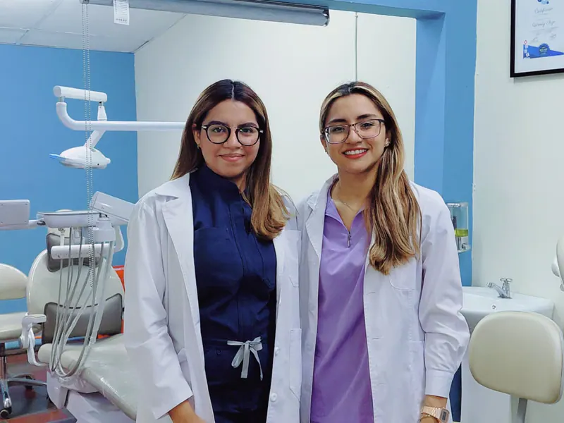 Dra. Jasmin Herrera y Dra. Wendy Rizo en el área clínica