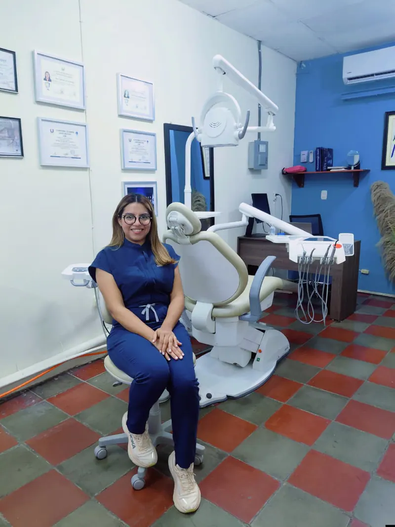 Dra. Wendy Rizo junto al equipo dental de la clínica