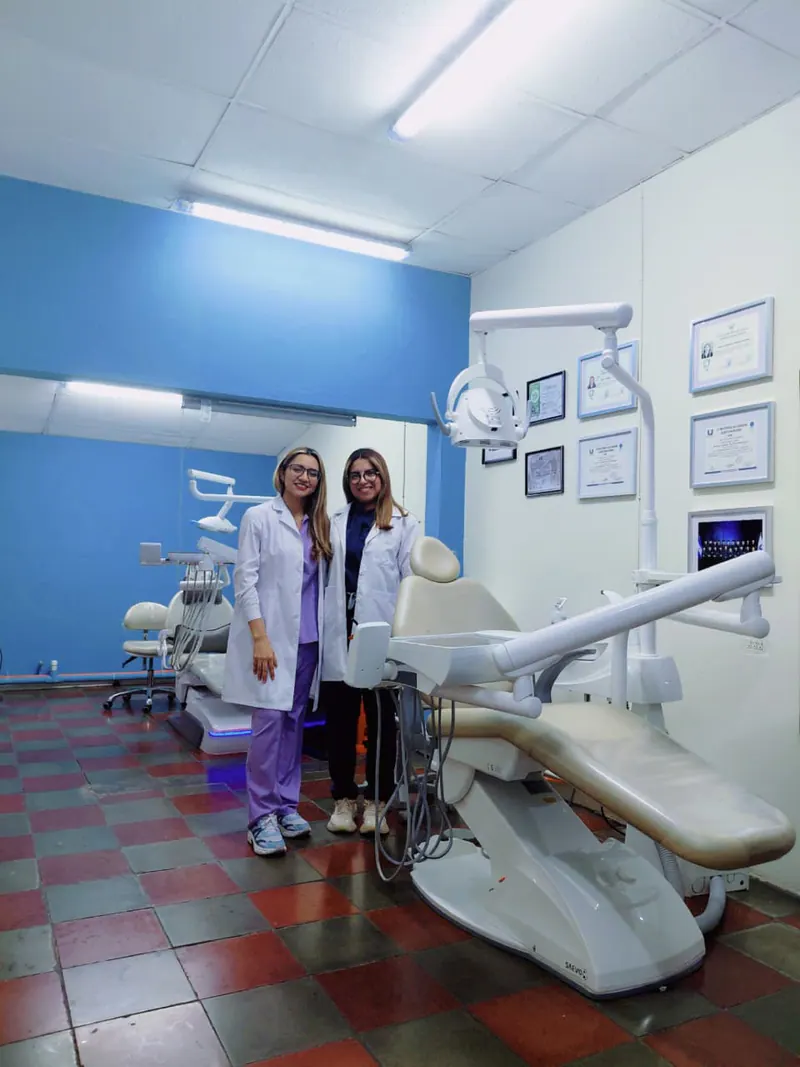 Doctoras de Clínica Dental JH dentro del consultorio equipado