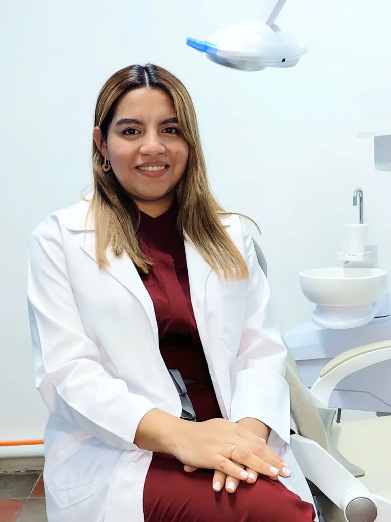 Doctora de Clínica Dental JH en el consultorio dental