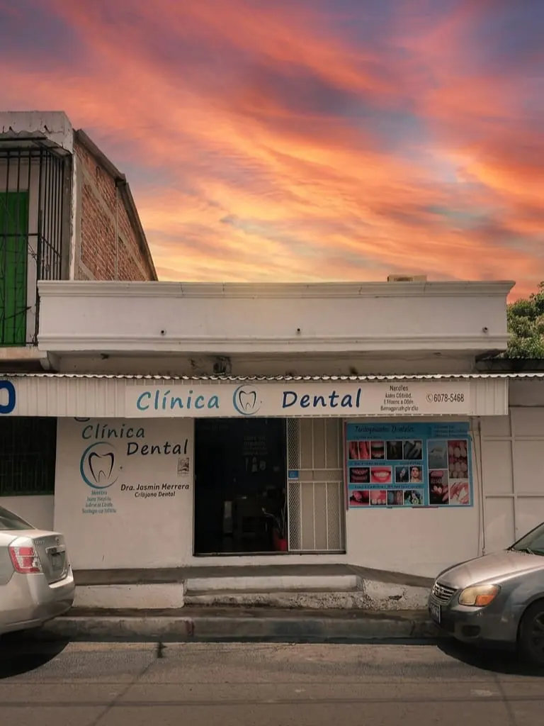 Entrada y fachada de Clínica Dental JH en Lourdes Colón
